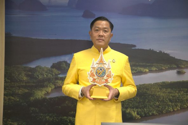 ผู้ว่าพังงา ร่วมรับมอบตราสัญลักษณ์งานเฉลิมพระเกียรติพระบาทสมเด็จพระเจ้าอยู่หัว เนื่องในโอกาสพระราชพิธีมหามงคลเฉลิมพระชนมพรรษา 6 รอบ 28 กรกฎาคม 2567