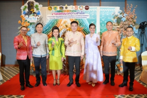 ผู้ว่าฯพังงา เดินแบบแฟชั่นโชว์ผ้าไทย นำ &ldquo;นกเงือก&rdquo; ออกแบบเป็นลวดลายโผบินในผืนผ้า ผสานกับธรรมชาติ ชูอัตลักษณ์พื้นถิ่นของพังงา