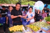 พังงา-อช.อ่าวพังงาบุกตลาดนัดแจกถุงผ้าหวังสกัดขยะพลาสติกลงสู่ทะเล รับวันทะเลโลก 2562
