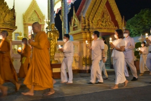 ผู้ว่าราชการจังหวัดพังงา นำส่วนราชการและประชาชน เจริญพระพุทธมนต์ถวายพระพรชัยมงคลฯ และเวียนเทียน เนื่องในวันสำคัญของพุทธศาสนา