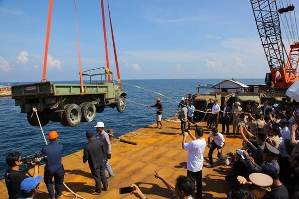 มทภ.4 ร่วมกับ จ.พังงา นำรถบรรทุกปลดประจำการ วางทำแหล่งเรียนรู้ใต้ทะเล