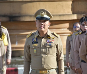 ผู้ว่าฯพังงา นำหัวหน้าส่วนราชการ เข้าแถวเคารพธงชาติ เนื่องในวันพระราชทานธงชาติไทย ประจำปี 2567