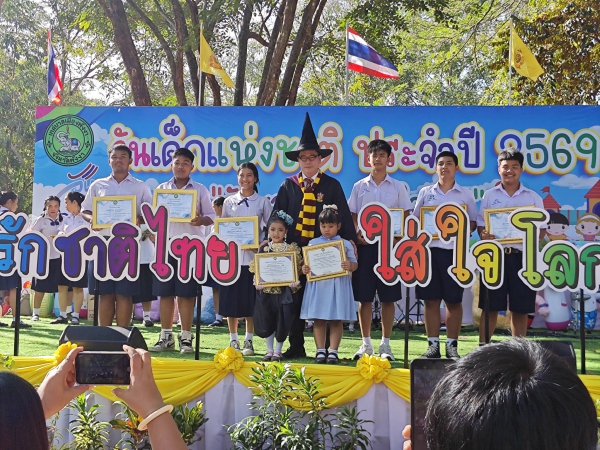 ผู้ว่าฯพังงา แต่งชุดพ่อมดเสกความสุข พาเด็กเที่ยวงานวันเด็กแห่งชาติ ขณะที่ผู้ปกครองต่างพาบุตรหลานเข้าร่วมงานอย่างคึกคัก