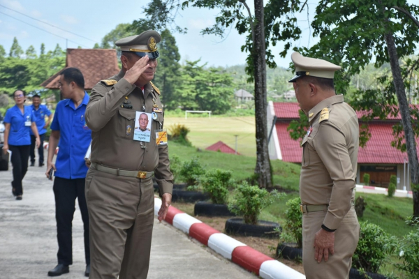 พลเรือเอก พงษ์เทพ หนูเทพ องคมนตรี ประธานกรรมการบริหารมูลนิธิราชประชานุเคราะห์ฯ ตรวจเยี่ยม โรงเรียนราชประชานุเคราะห์ 35 จังหวัดพังงา