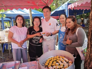 ผู้ว่าฯ พังงา ร่วมทำบุญตักบาตร เยี่ยมชม &ldquo;หลาดลองแล&rdquo; บ้านบางนุ ส่งเสริมท่องเที่ยววิถีชุมชน