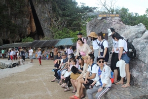 ภาพนักท่องเที่ยวชมความความงามบริเวณอุทยานแห่งชาติ