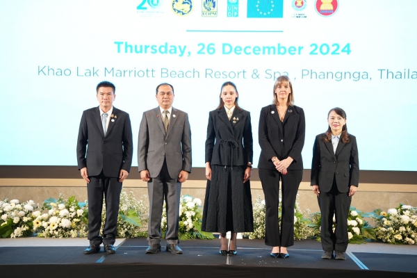 รัฐมนตรีช่วยว่าการกระทรวงมหาดไทยเปิดงานรำลึก 20 ปี เหตุการณ์สึนามิในมหาสมุทรอินเดีย พร้อมวางดอกไม้สีขาว รำลึกถึงผู้สูญเสีย