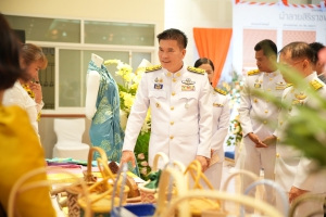 จังหวัดพังงา จัดพิธีมอบแบบลายผ้าพระราชทาน &ldquo;ผ้าลายสิริราชพัสตราภรณ์&rdquo; เพื่อมอบให้กับช่างทอผ้าและช่างหัตถกรรมประเภทผ้าในจังหวัดพังงา