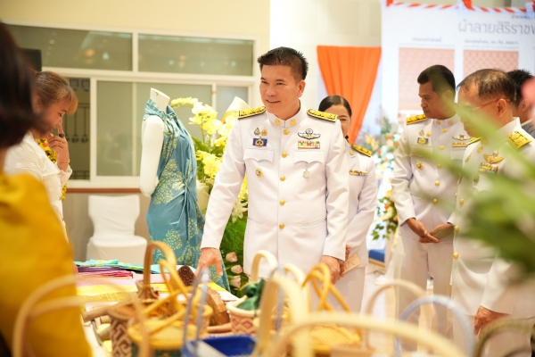 จังหวัดพังงา จัดพิธีมอบแบบลายผ้าพระราชทาน &ldquo;ผ้าลายสิริราชพัสตราภรณ์&rdquo; เพื่อมอบให้กับช่างทอผ้าและช่างหัตถกรรมประเภทผ้าในจังหวัดพังงา