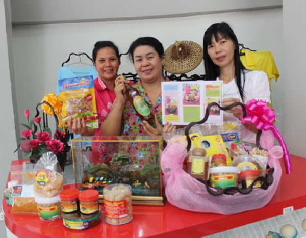 พัฒนาชุมชนจังหวัดพังงา นำผลิตภัณฑ์สินค้าโอทอประดับ 5 ดาวที่ขึ้นชื่อในแต่ละอำเภอ มาจัดกระเช้าพร้อมวางจำหน่ายช่วงปีใหม่