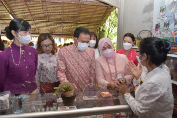 ผู้ว่าราชการจังหวัดพังงา พร้อมนายกเหล่ากาชาด เยี่ยมชมกลุ่มวิสาหกิจชุมชนกลุ่มภูตาล ณ กลุ่มวิสาหกิจชุมชนกลุ่มภูตาล ต.โคกกลอย อ.ตะกั่วทุ่ง