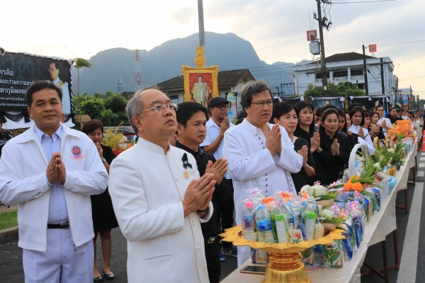 พุทธศาสนิกชนพังงา ร่วมกันทำบุญตักบาตรเนื่องในวันขึ้นปีใหม่ 2560 เพื่อความเป็นสิริมงคล เริ่มต้นวันใหม่ 2560
