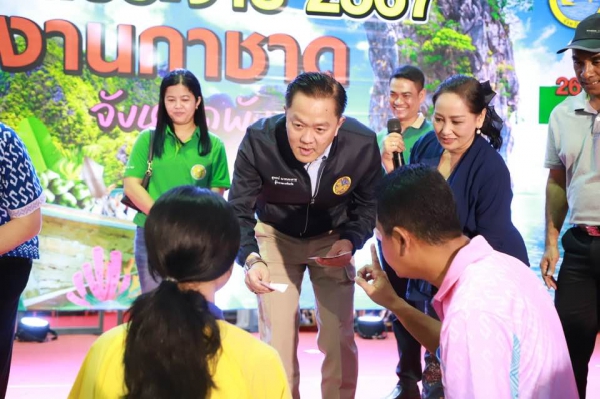 พังงา-สุดคึกคัก ประชาชนแห่ตักสระมัจฉากาชาดลุ้นรางวัลใหญ่มอเตอร์ไซค์คันละ 20 บาท ขณะช่วงนาทีทอง ซื้อ 5 ใบ แถม 1 ใบ แน่นทุกรอบ
