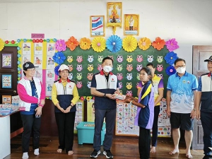 เหล่ากาชาดจังหวัดพังงา มอบอุปกรณ์การเรียนและชุดฝึกทักษะภาษาไทยให้นักเรียนชุมชนมอแกน บนเกาะสุรินทร์