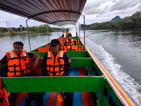พังงาระดมกำลังค้นหา 3 ผู้สูญหาย เหตุเรือหางยาวล่มกลางทะเลอ่าวพังงา