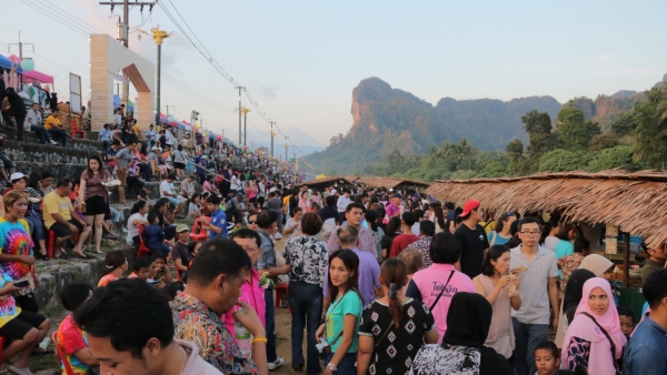 พังงา-คนกว่า 2 หมื่น แห่เที่ยว &ldquo;หลาดน้ำคลองงา&rdquo; ตลาดน้ำสวย กลางหุบเขา เส้นทางเสด็จประพาส ร.5