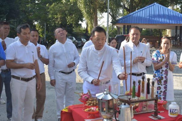 ผู้ว่าฯพังงา นำบวงสรวงเจ้าพ่ออันดามัน และสิ่งศักดิ์สิทธิ์พ่อตาขุนเล ก่อนเปิดงานประเพณีอนุรักษ์พันธุ์เต่าทะเล ประจำปี 2567